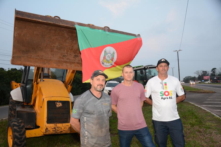 Rogério Palhares, de Linha Coronel Brito, Anderson Staub, de Linha Tangerinas, e Vanderlei Moraes, de Passo do Sobrado, participaram do protesto, hoje, no trevo de Venâncio (Foto: Alvaro Pegoraro/Folha do Mate)