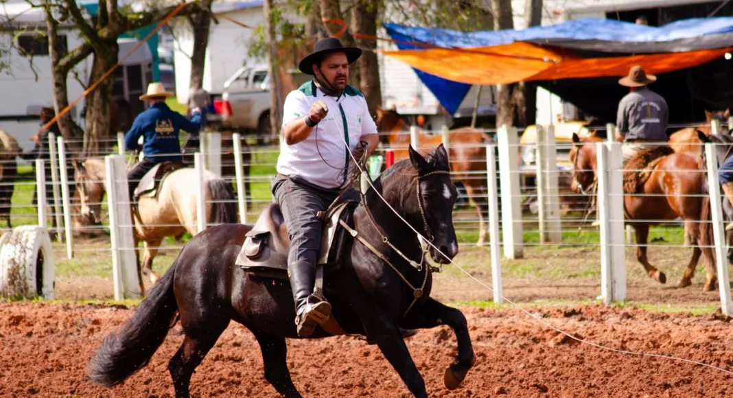 Além de capataz, César Martins, que integra o CTG há três anos também é laçador (Foto: RS Fotografia/Divulgação)
