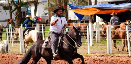 Além de capataz, César Martins, que integra o CTG há três anos também é laçador (Foto: RS Fotografia/Divulgação)