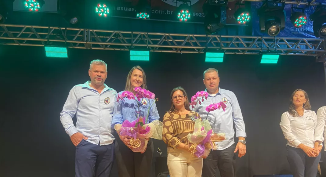 Sebaldo Schweikart e Glaci Marinês Göttems Schweikart e Silvane Maria Fagundes e Marcelo Desbessel(Foto: Leonardo Pereira) Sebaldo Schweikart e Glaci Marinês Göttems Schweikart e Silvane Maria Fagundes e Marcelo Desbessel(Foto: Leonardo Pereira)