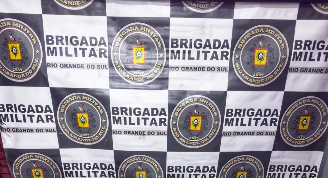 Número de armas apreendidas surpreendeu os policiais. Farta munição, de vários calibres, também foi tirada de circulação (Foto: Brigada Militar/Divulgação)