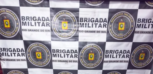 Número de armas apreendidas surpreendeu os policiais. Farta munição, de vários calibres, também foi tirada de circulação (Foto: Brigada Militar/Divulgação)