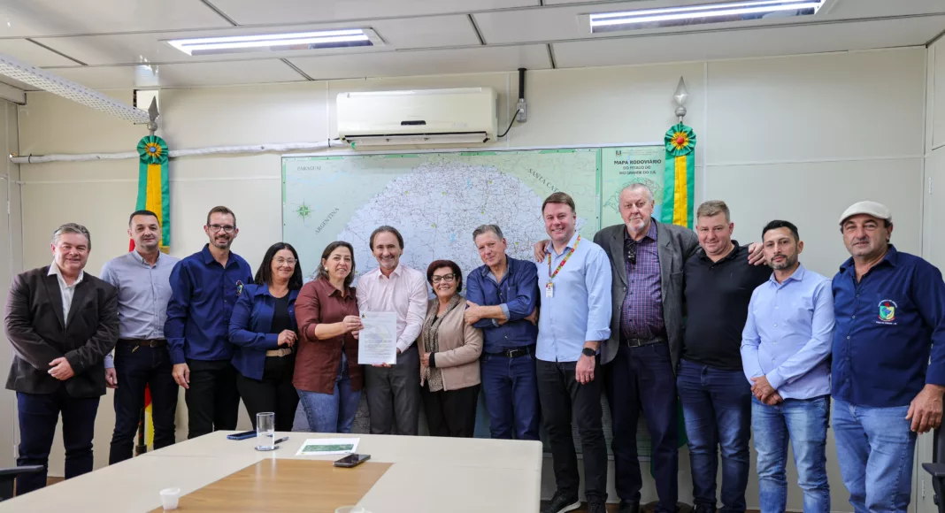 Passo-sobradenses foram recebidos pelo secretário Juvir Costella, em agenda intermediada por Giovane Wickert (Foto: Divulgação)