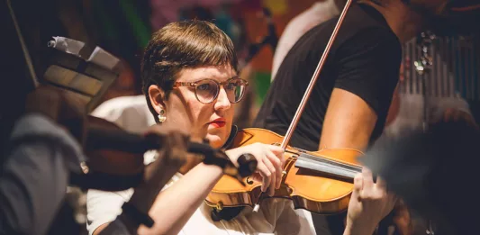 Desde 2018, Mariana toca violino na Orquestra Sinfônica da Bahia (Foto: Caio Lirio/Divulgação)