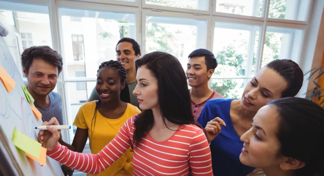 Treinamento tem o intuito de formar jovens mais confiantes e engajados (Foto: Freepik/Divulgação)