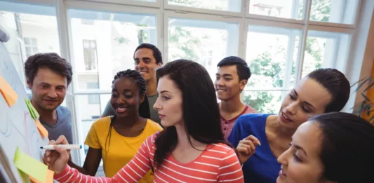Treinamento tem o intuito de formar jovens mais confiantes e engajados (Foto: Freepik/Divulgação)