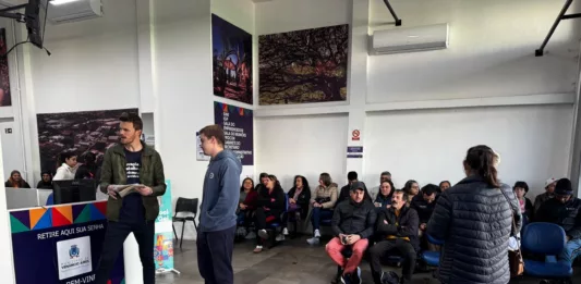Filas foram formadas no Espaço Venâncio Empreendedor. (Foto: AI Prefeitura)