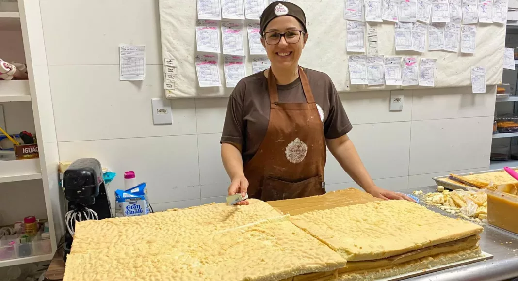 Carine Eisermann, da Cakes da Cah, na preparação do bolo comemorativo de 134 anos de Venâncio Aires. (Foto: AI Fenachim)