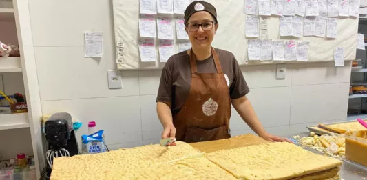 Carine Eisermann, da Cakes da Cah, na preparação do bolo comemorativo de 134 anos de Venâncio Aires. (Foto: AI Fenachim)
