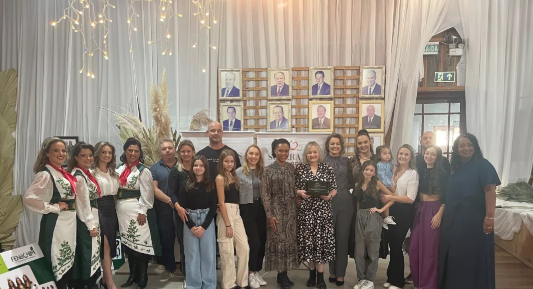 Familiares receberam a homenagem por Nelsi, já falecida (Foto: Leonardo Pereira)