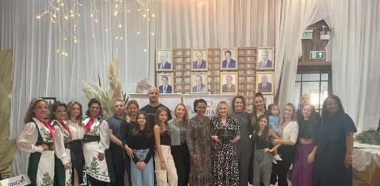 Familiares receberam a homenagem por Nelsi, já falecida (Foto: Leonardo Pereira)