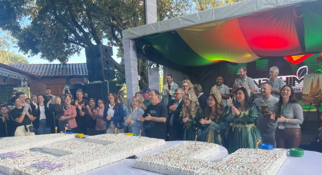 Momento do parabéns pelos 134 anos de Venâncio (Foto: Leonardo Pereira/Folha do Mate)