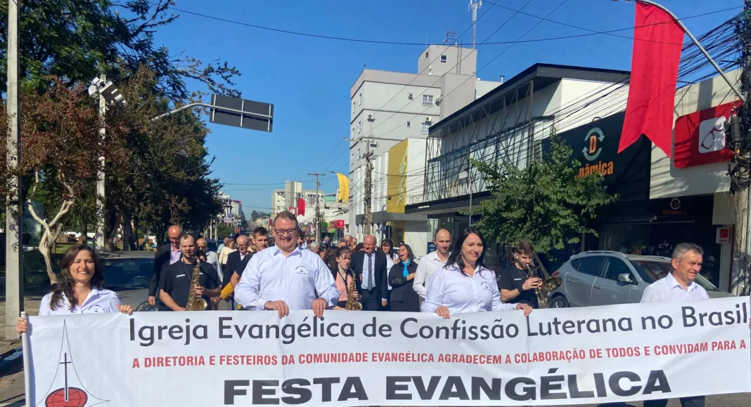 Fiéis percorreram ruas de Venâncio (Foto: Leonardo Pereira)