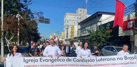 Fiéis percorreram ruas de Venâncio (Foto: Leonardo Pereira)