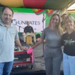 Niege Oliveira, vencedora do concurso, com o prefeito Jarbas e a primeira-dama Janete da Rosa (Foto: Juliana Bencke/Folha do Mate)