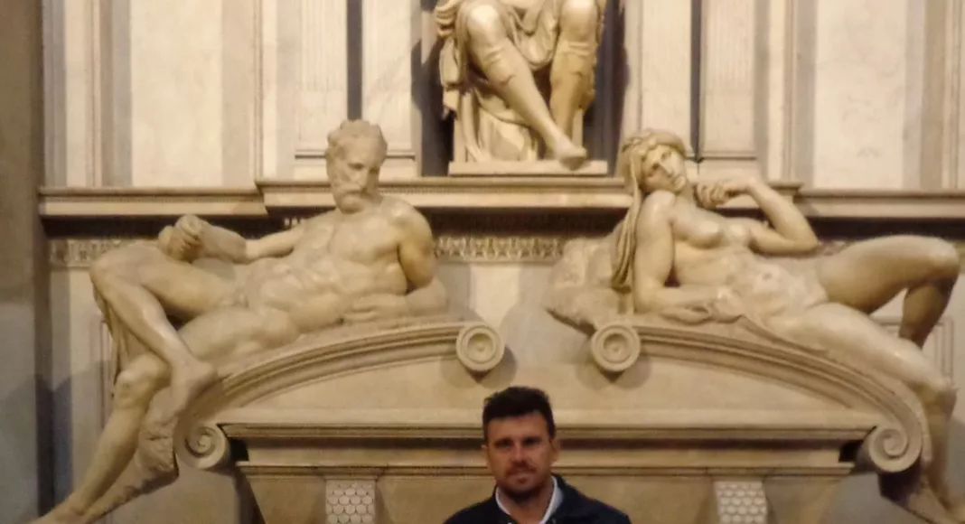 Deivis em visita em Florença, na Itália. As esculturas atrás, Crepúsculo e Aurora, foram feitas por Michelangelo
(Foto: Arquivo pessoal) Deivis em visita em Florença, na Itália. As esculturas atrás, Crepúsculo e Aurora, foram feitas por Michelangelo
(Foto: Arquivo pessoal)