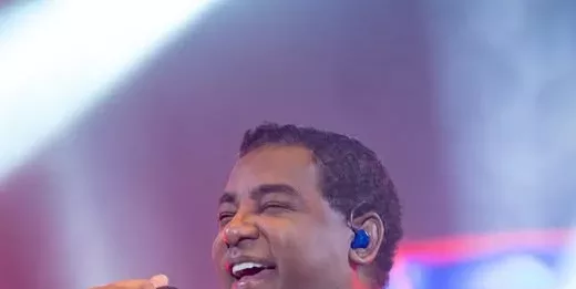 Luiz Carlos conduz os sucessos do Raça Negra no palco (Foto: Divulgação)