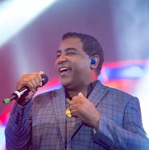 Luiz Carlos conduz os sucessos do Raça Negra no palco (Foto: Divulgação)