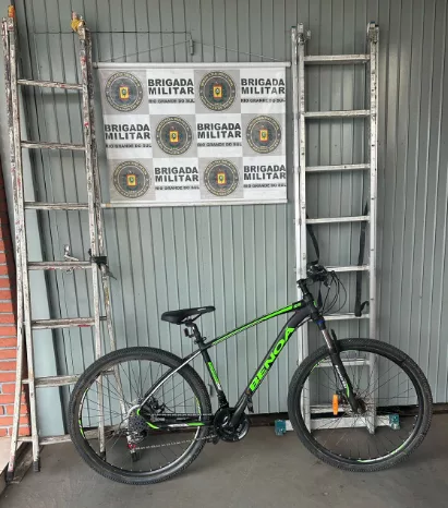 Policiais conseguiram recuperar uma bicicleta e duas escadas de alumínio (Foto: Brigada Militar/Divulgação)