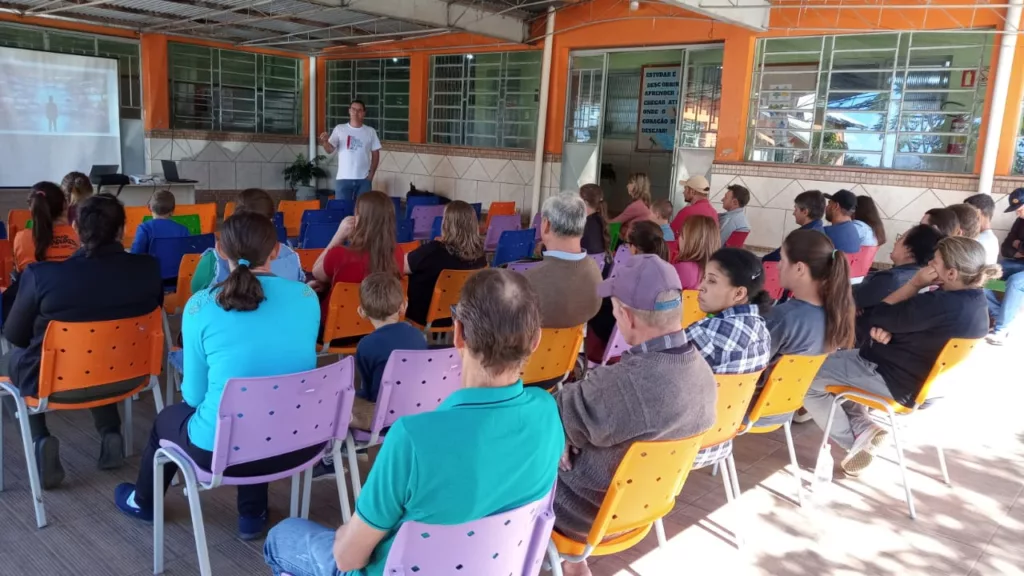 Momento de diálogo é realizado com pais e alunos. (Foto: Divulgação)