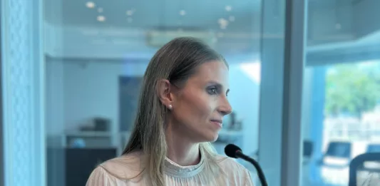 Júlia Schroeder Bald Klein assumiu como tabeliã, cargo que, por mais de 30 anos, foi de Almir Osmar Lemos (Foto: Marcos Jacobi/Terra FM)