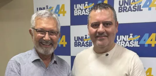 Presidente estadual da sigla, Luiz Carlos Busato, com o delegado Vinícius Lourenço de Assunção (Foto: Divulgação)