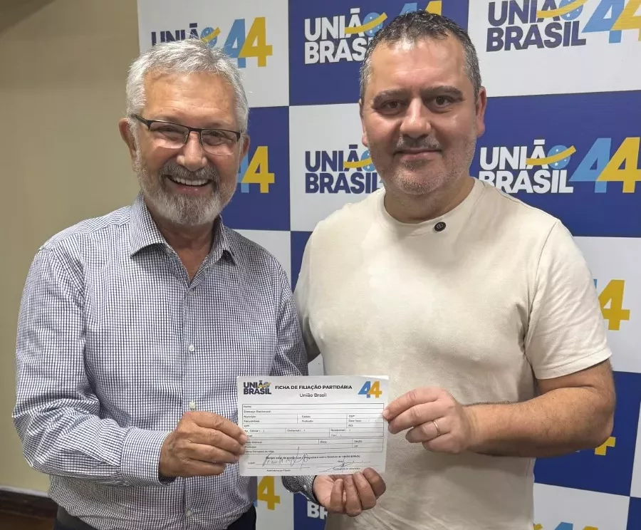 Presidente estadual da sigla, Luiz Carlos Busato, com o delegado Vinícius Lourenço de Assunção (Foto: Divulgação)