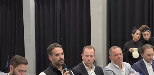 eduado leite em reunião da ADI Mutimídia