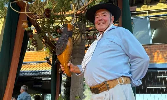 Delson chamou a atenção das demais pessoas pelo tamanho da cuia de chimarrão. (Foto: Letícia Wacholz)