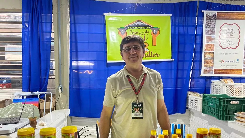 Edson Schwendler, que atua no setor há 20 anos, está expondo a produção de mel, que teve uma safra positiva neste ano. (Foto: Júlia Brandenburg)