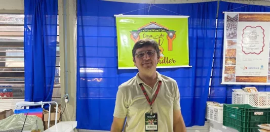 Edson Schwendler, que atua no setor há 20 anos, está expondo a produção de mel, que teve uma safra positiva neste ano. (Foto: Júlia Brandenburg)