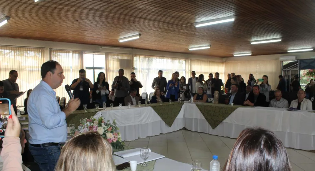 Jarbas recebeu colegas ao lado dos presidentes da Amvarp e Amvat (foto: Caco Villanova)