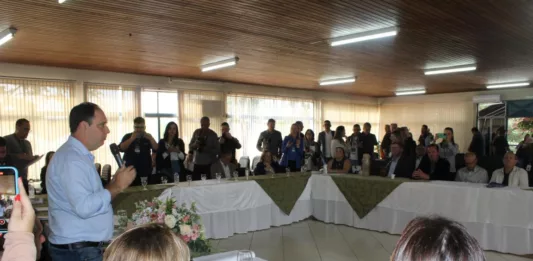 Jarbas recebeu colegas ao lado dos presidentes da Amvarp e Amvat (foto: Caco Villanova)