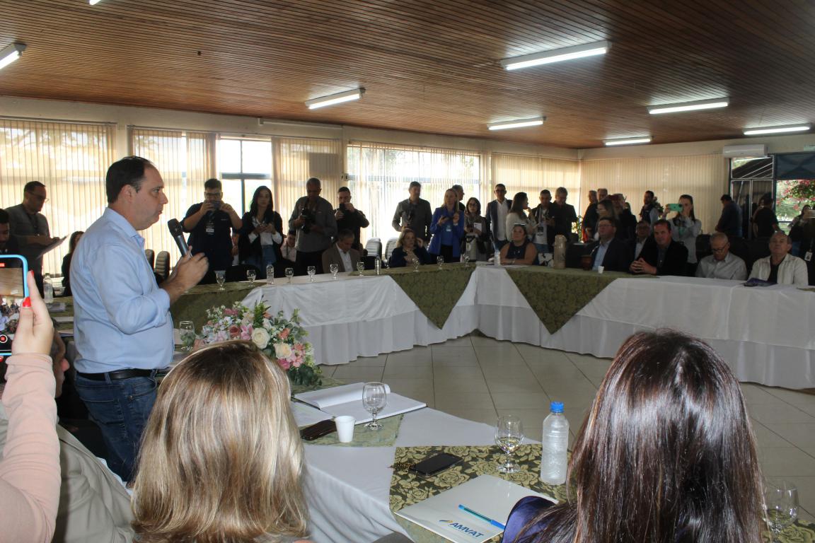 Jarbas recebeu colegas ao lado dos presidentes da Amvarp e Amvat (foto: Caco Villanova)