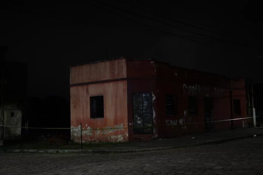 Prédio, que teve queima total, foi isolado para que seja feita a perícia (Foto: Alvaro Pegoraro)