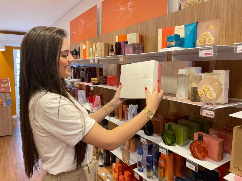 Bruna afirma que loja Natura registra maior movimentação nesta semana (Foto: Cassiane Rodrigues)