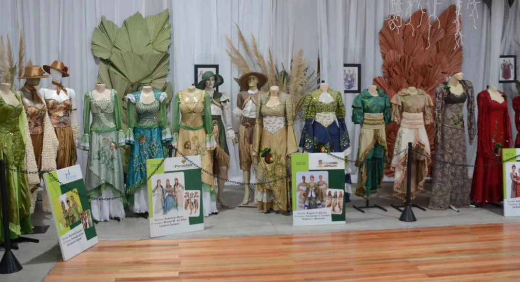Exposição de trajes soberanas fenachim