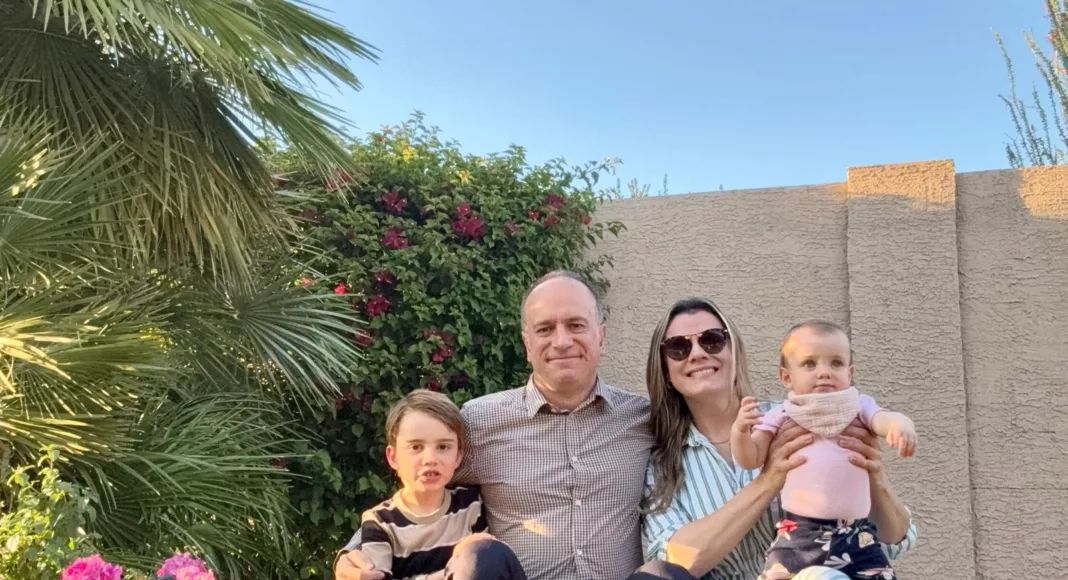 Pedro, a esposa Paula e os filhos Francisco e Ana Clara. O casal e o filho mais velho nasceram em Venâncio (Foto: Arquivo pessoal) Pedro, a esposa Paula e os filhos Francisco e Ana Clara. O casal e o filho mais velho nasceram em Venâncio (Foto: Arquivo pessoal)