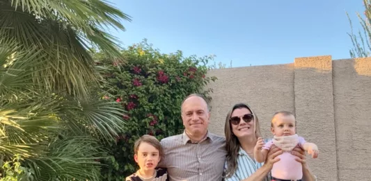 Pedro, a esposa Paula e os filhos Francisco e Ana Clara. O casal e o filho mais velho nasceram em Venâncio (Foto: Arquivo pessoal)