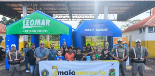Blitz educativa foi realizada em frente ao grupamento rodoviário (Foto: PRE/Divulgação)