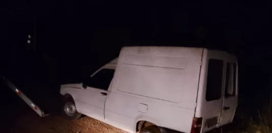 Fiorino estava abandonado em Vila Palanque (Foto: Brigada Militar/Divulgação)