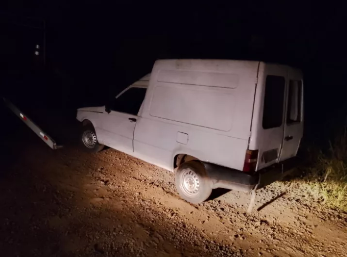Fiorino estava abandonado em Vila Palanque (Foto: Brigada Militar/Divulgação)