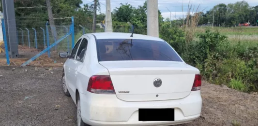 Voyage foi abandonado às margens da RSC-453 (Foto: Brigada Militar/Divulgação)