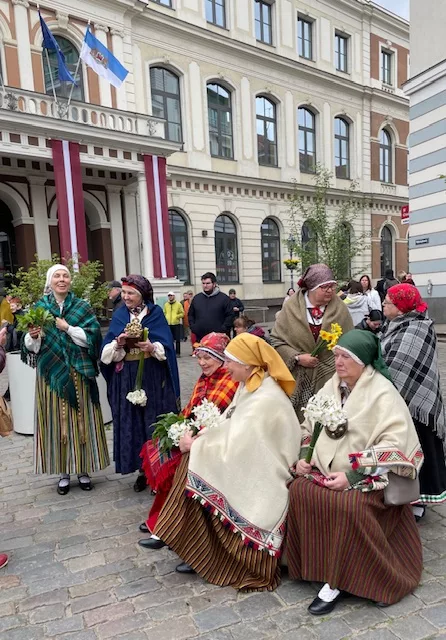 Senhoras letãs participaram do desfile em trajes típicos.