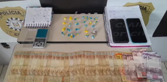 Drogas e outros objetos foram aprendidos com suspeita de tráfico, que foi acusada de agredir uma usuária de drogas (Foto: Alvaro Pegoraro)
