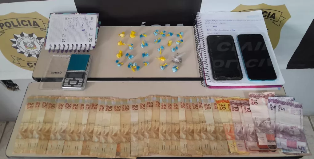 Drogas e outros objetos foram aprendidos com suspeita de tráfico, que foi acusada de agredir uma usuária de drogas (Foto: Alvaro Pegoraro)