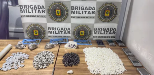 Denúncias e investigações ajudaram os policiais militares a fazerem uma grande apreensão de drogas e munições (Foto: Brigada Militar/Divulgação)