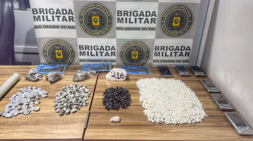 Denúncias e investigações ajudaram os policiais militares a fazerem uma grande apreensão de drogas e munições (Foto: Brigada Militar/Divulgação)