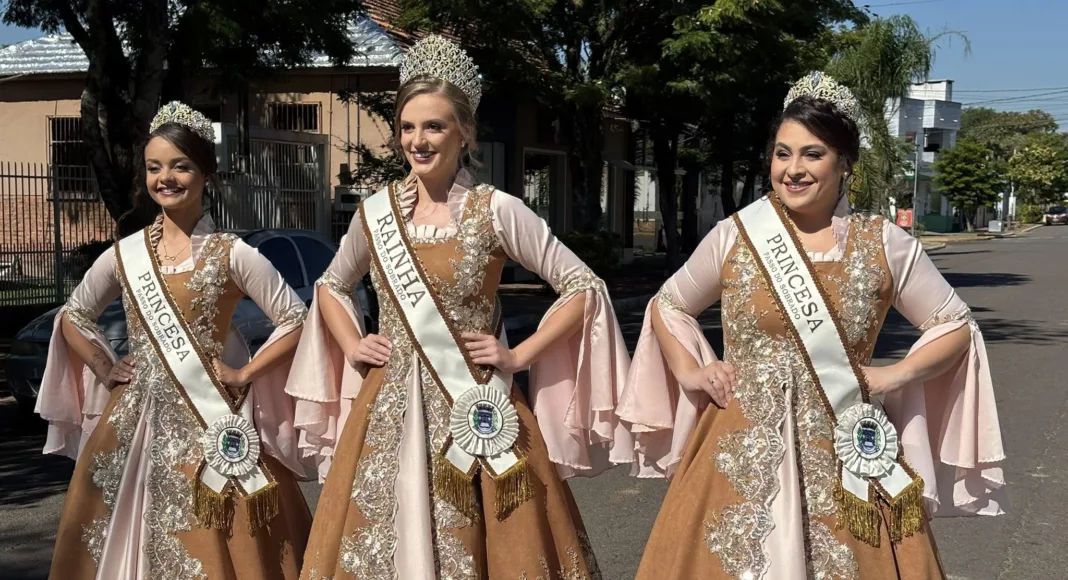 Stéfani, Amanda e Maria usaram os trajes pela primeira vez no fim de semana. (Foto: AI Prefeitura de Passo do Sobrado)