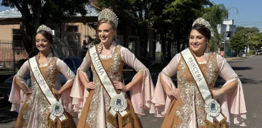 Stéfani, Amanda e Maria usaram os trajes pela primeira vez no fim de semana. (Foto: AI Prefeitura de Passo do Sobrado)
